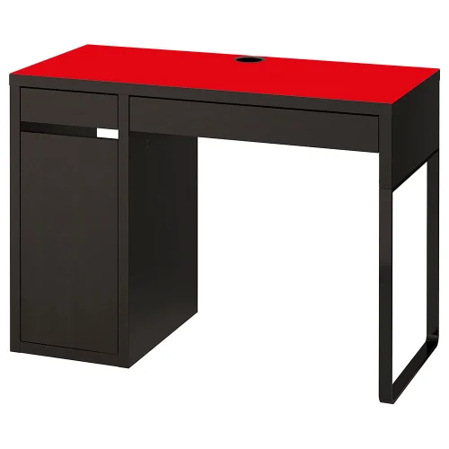 Tak wygląda biurko MICKE  czaernobrąz z czerwoną elastyczną podkładką 105x50cm
