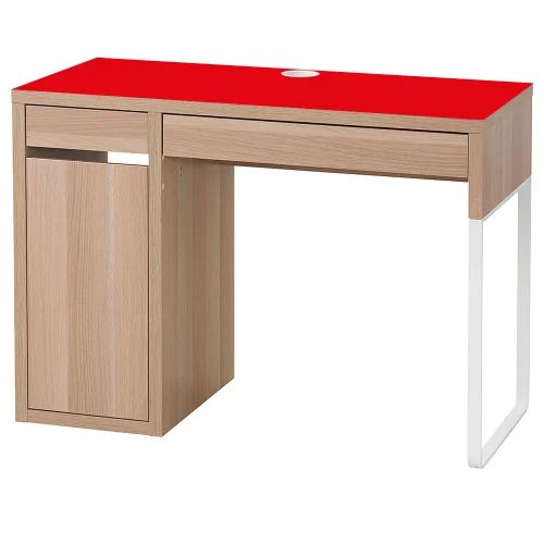 Tak wygląda biurko MICKE dąb z czerwoną elastyczną podkładką 105x50cm